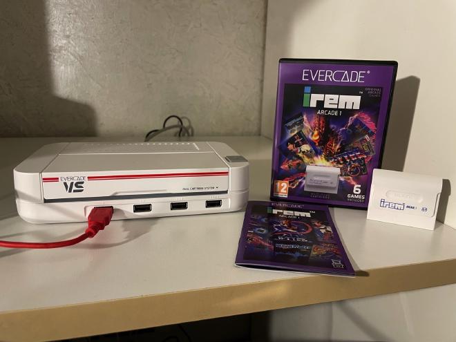 Evercade VS in camera mia con la cartuccia IREM Arcade Collection 1